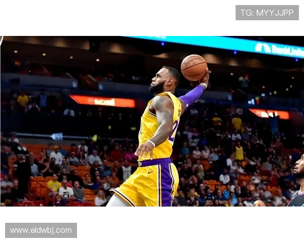 詹姆斯领衔湖人队逆袭快船 获得季前赛首胜 展现强势状态